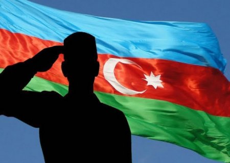 Şəhidlərin xatirəsini yad etmək üçün yaylım atəşi açıldı Şəhidlərin xatirəsini yad etmək üçün yaylım atəşi açıldı