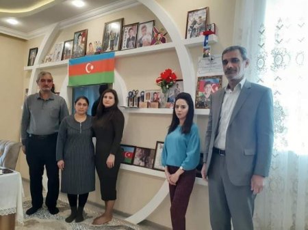 Sumqayıt şəhər Heydər Əliyev Mərkəzinin əməkdaşları Şəhidin ailəsini ziyarət etdilər. Sumqayıt şəhər Heydər Əliyev Mərkəzinin əməkdaşları Şəhidin ailəsini ziyarət etdilər.