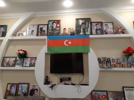 Sumqayıt şəhər Heydər Əliyev Mərkəzinin əməkdaşları Şəhidin ailəsini ziyarət etdilər. Sumqayıt şəhər Heydər Əliyev Mərkəzinin əməkdaşları Şəhidin ailəsini ziyarət etdilər.