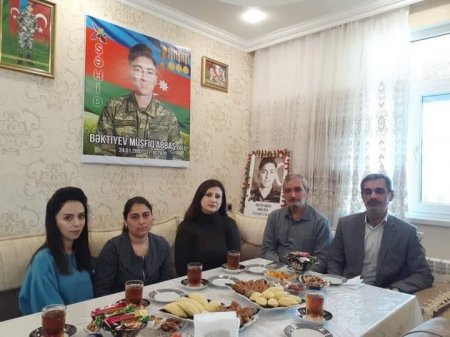 Sumqayıt şəhər Heydər Əliyev Mərkəzinin əməkdaşları Şəhidin ailəsini ziyarət etdilər. Sumqayıt şəhər Heydər Əliyev Mərkəzinin əməkdaşları Şəhidin ailəsini ziyarət etdilər.